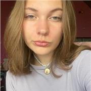 Étudiante en médecine donnant des cours de mathématiques du niveau primaire au niveau seconde